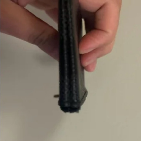 Louis Vuitton Damier Graphite Key pouch.
Missing chain that attaches the clasp. - Picture 4 of 6